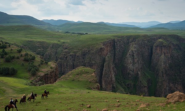 Riding the rim of the gorge