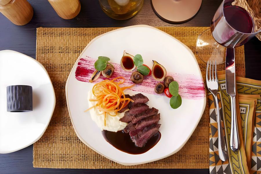 Sliced fillet with mash, roasted onions and jus