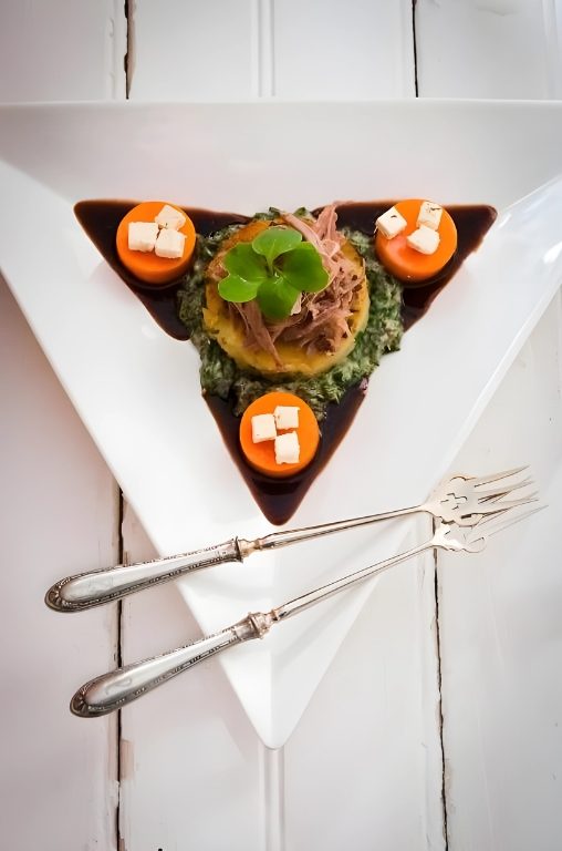 Pulled meat with carrots and feta