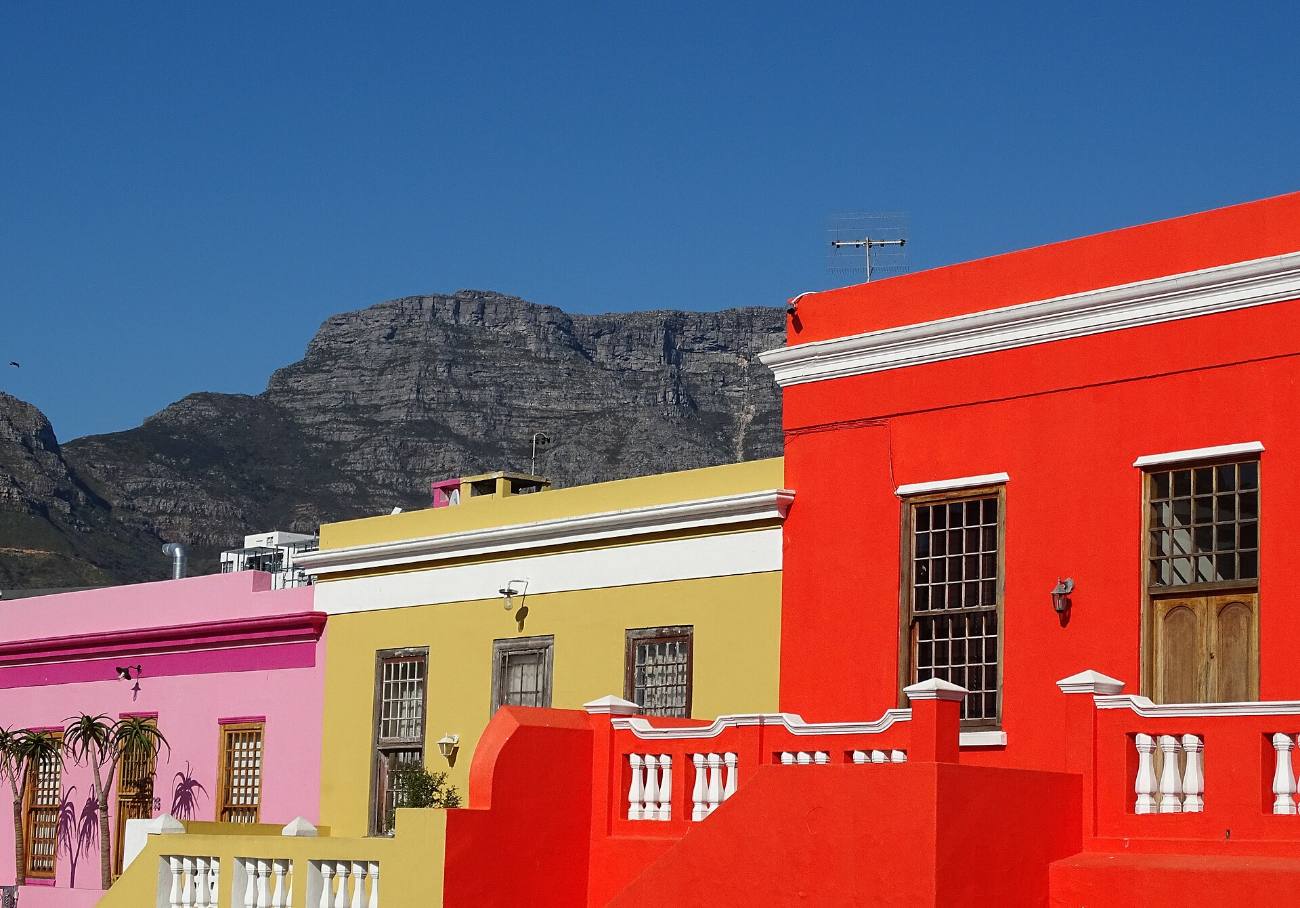 Red, pink and yellow houses below Table Mountain