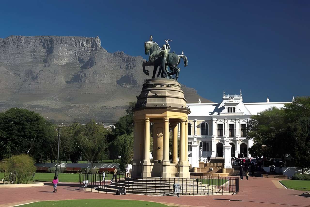 The Delville Wood memorial and the South African Museum in the Company&rsquo;s Garden, with Table Mountain behind